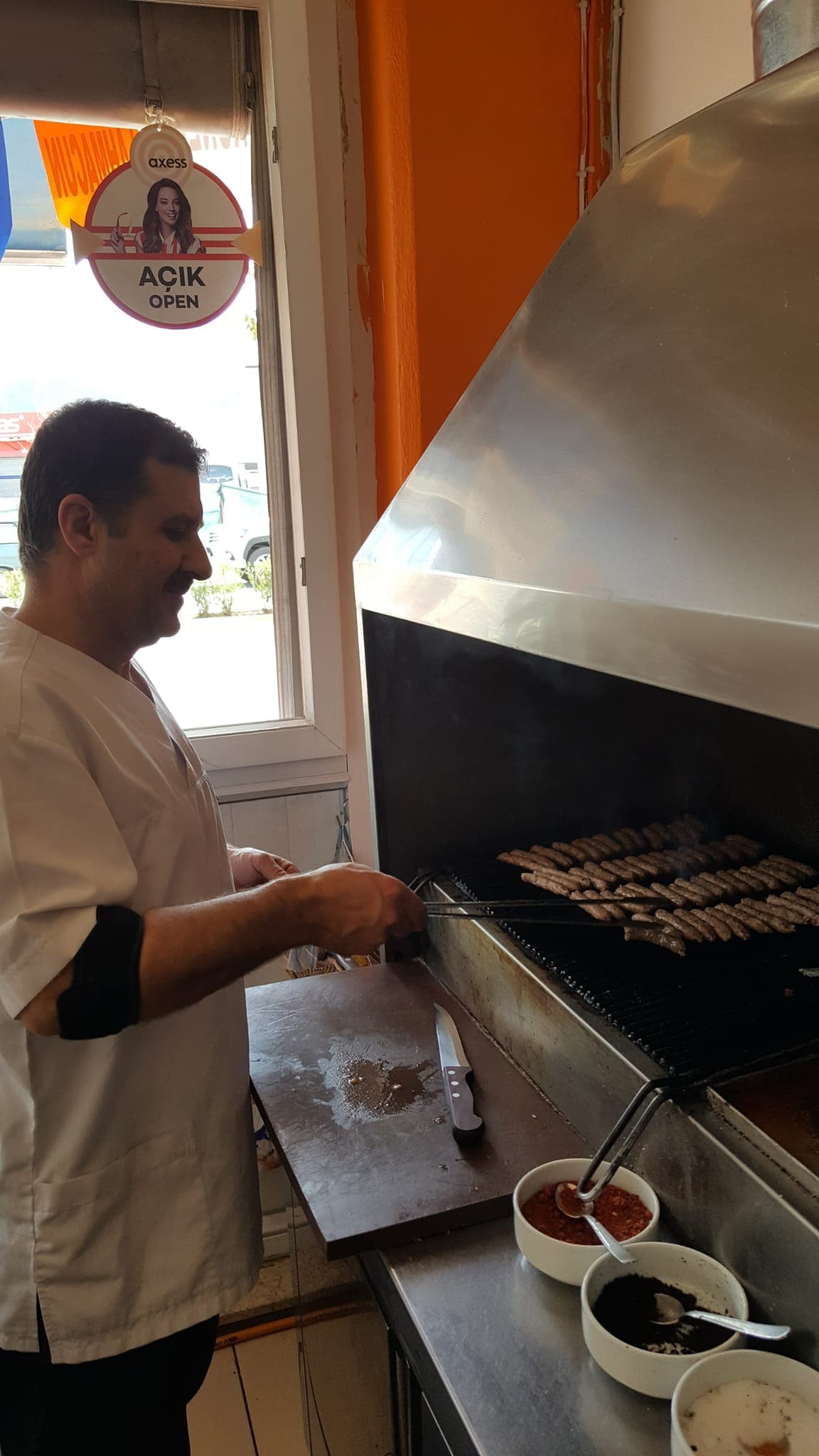 Mehmet Usta ızgara başında köfte yaparken
